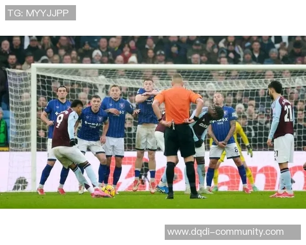 英超赛场巴萨与多特蒙德战平引发转会风波全场沸腾